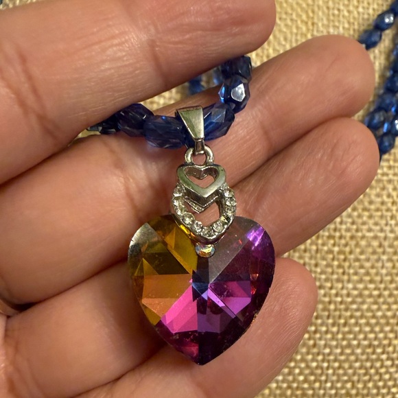 Beautiful necklace with iridescent rainbow heart pendant and sparkly blue beads - Picture 8 of 12